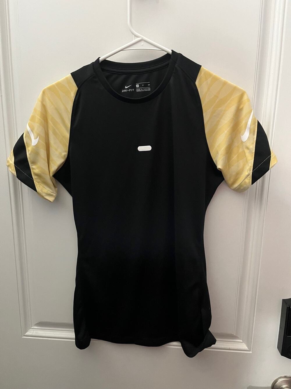 Nike Women's Dri-Fit Strike Soccer Short Sleeve Shirt Black Sz Small CW6091-011